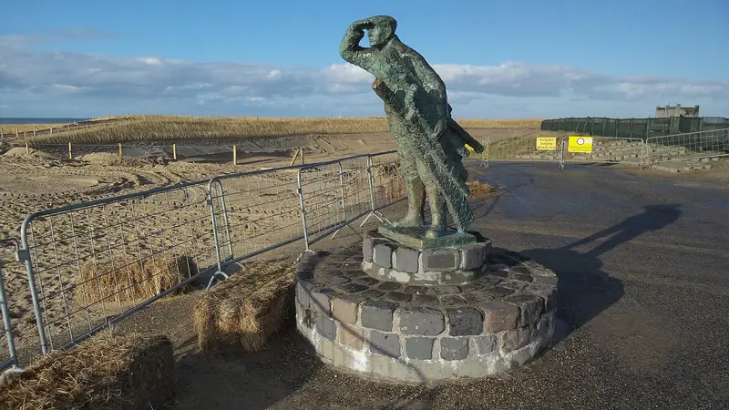 de strandvonder Simon Gutker bij de Hondsbossche Zeewering Camperduin Noord Holland