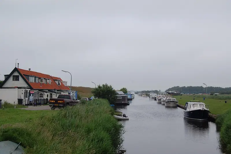 De Hargervaart (Nieuwevaart) die aansluit op het Noordhollandskanaal en eens werd gebruikt om het bekende witte schuurzand uit de duinen van Schoorl af te voeren.