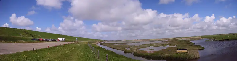 This dyke is 4.5 km in length and is the only defense against the sea at this spot. It replaces dunes that were washed away during a huge flood in the 15th century.