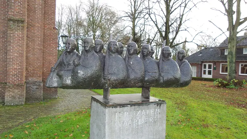 beeld voor oude raadhuis Schoorl Noord Holland